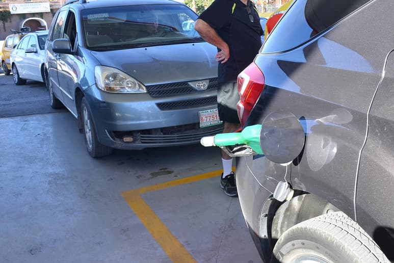 Conforme al factor de actualización mencionado en el acuerdo, el consumidor deberá pagar 4.95 pesos por litro para la gasolina Magna -menor a 91 octanos-. (ARCHIVO)