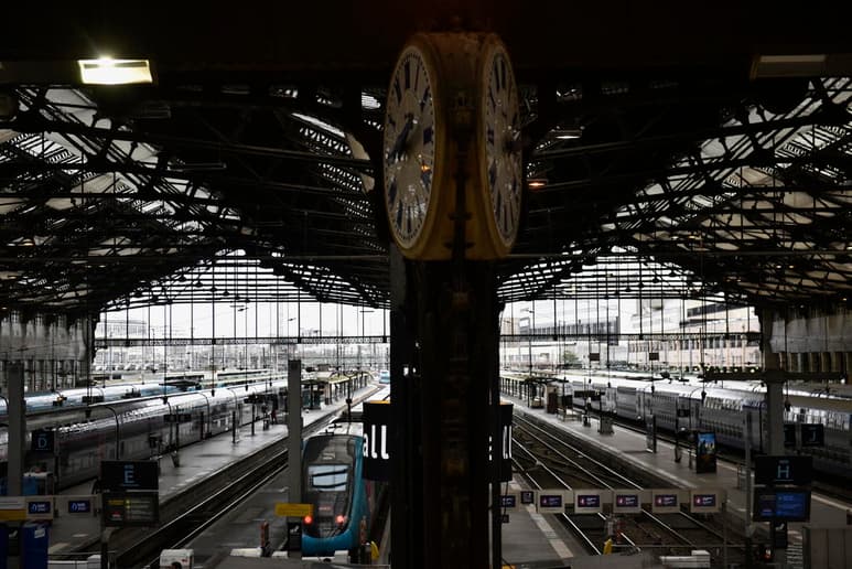 La huelga en el transporte público francés continuó hoy hasta horas antes de Navidad. (ARCHIVO)