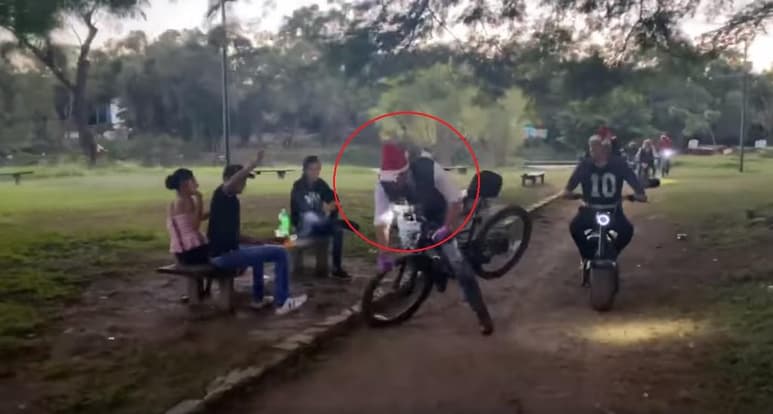 El alcalde cayó estrepitosamente tras chocar contra la contención de la ciclopista (INTERNET) 
