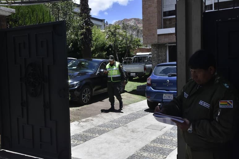 La policía de Bolivia demandó hoy la entrega de 'las personas refugiadas' en la embajada de México en ese país. (ARCHIVO)