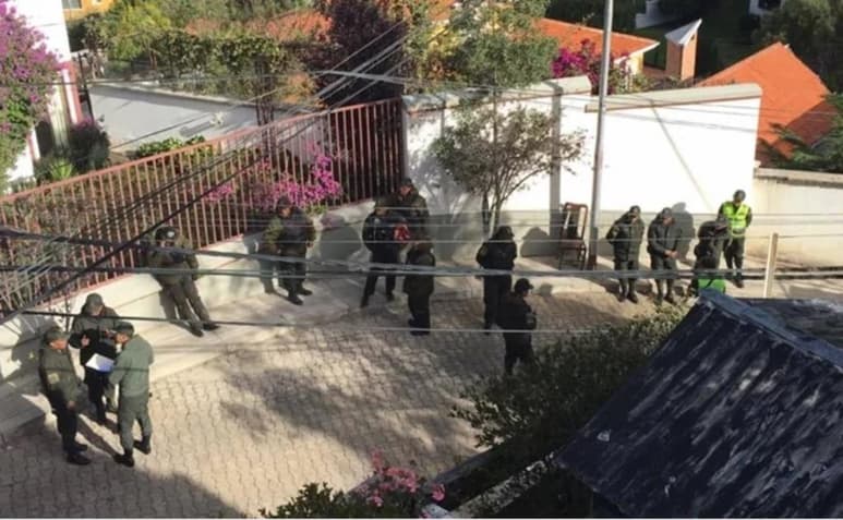 El director general de Organismos y Mecanismos Regionales Americanos de la SRE, Efraín Guadarrama, afirmó que en las últimas horas se incrementó 'el hostigamiento policial en la embajada de México en La Paz'. (TWITTER)