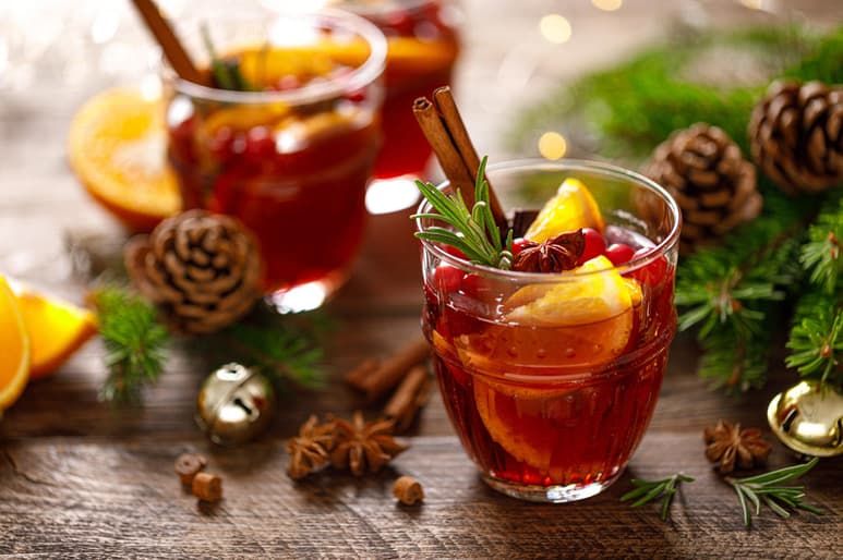 Doña Ángela, del canal de YouTube “De Mi Rancho a tu Cocina” ha compartido la receta de su tradicional ponche de frutas navideño para acompañar tu cena.