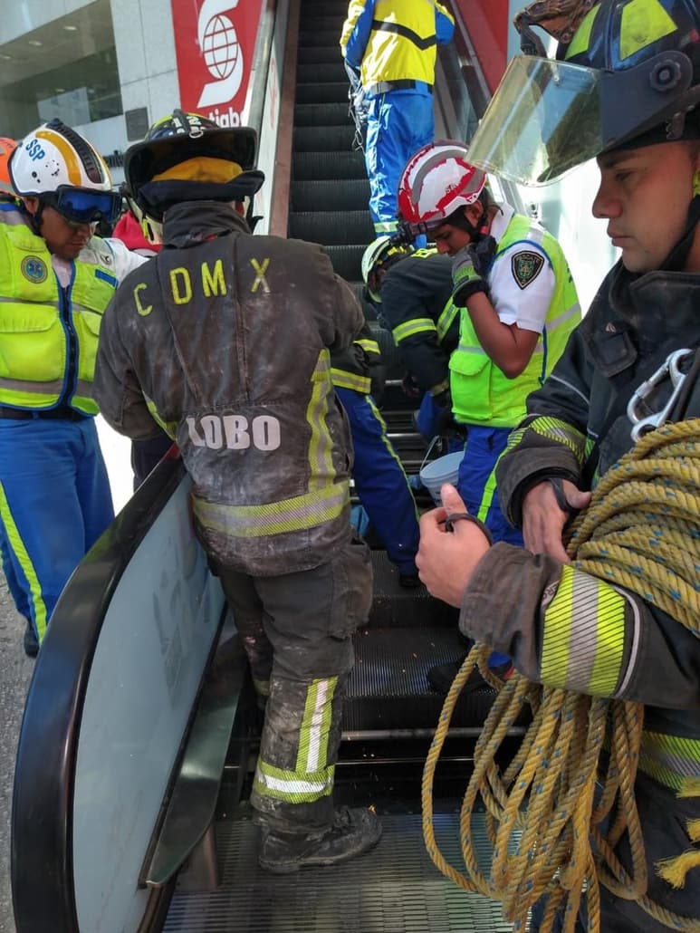 La Secretaría de Gestión Integral de Riesgos y Protección Civil detalló que el hombre de 55 años se encontraba revisando una de las escaleras eléctricas al interior de la plaza comercial. (ESPECIAL)