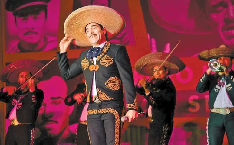 Omar Chaparro y Ana Claudia Talancón coincidieron en que la película Como caído del cielo es una gran historia, pero sobre todo un digno homenaje a Pedro Infante, quien se enfrentará ahora a la época actual en la que el machismo no es bien visto. (ESPECIAL)