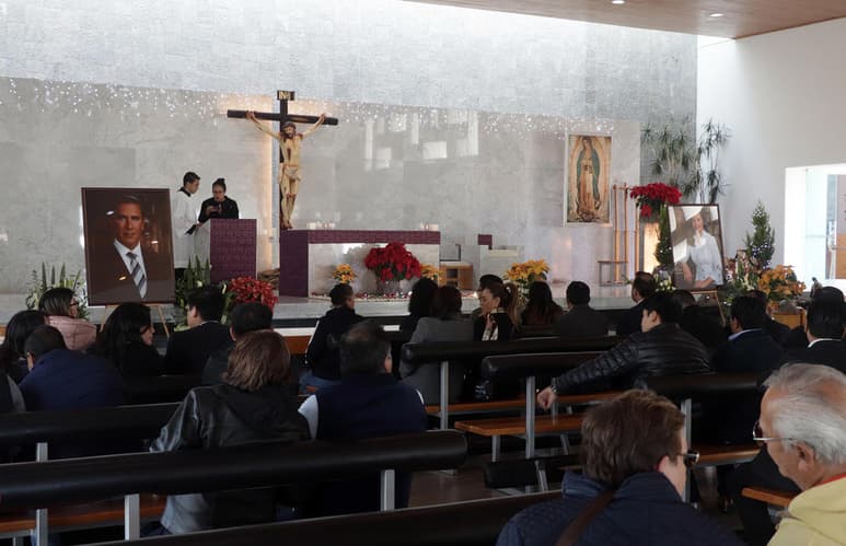 La misa se llevó a cabo en el Santuario Guadalupano, un recinto con grandes y hermosos jardines, con una capilla adornada con nochebuenas y motivos navideños. (EL UNIVERSAL)