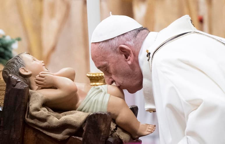 Mientras el coro entonaba el clásico “La Primera Navidad”, Francisco caminó por el pasillo central de la Basílica de San Pedro y descubrió una imagen del niño Jesús en el Nacimiento al pie del altar. (EFE)