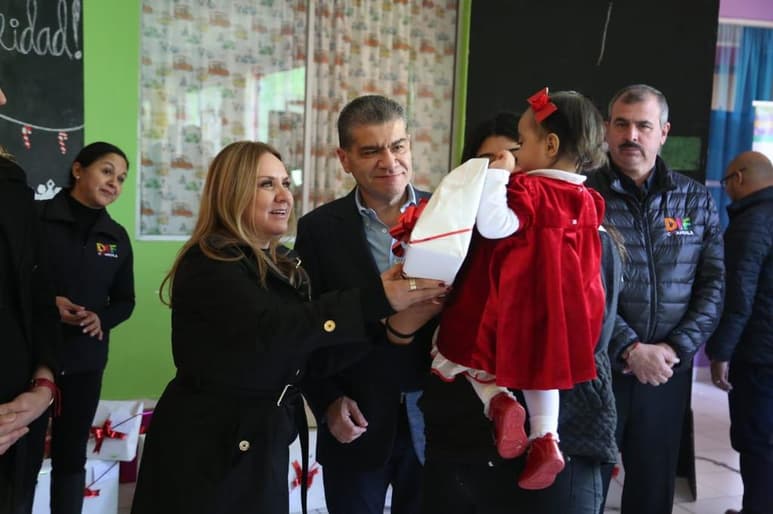 El gobernador de Coahuila, Miguel Riquelme, y su esposa, Marcela Gorgón, convivieron con los niños en la posada.