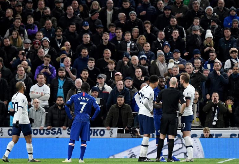 Durante el derbi entre los equipos londinenses, aficionados locales hicieron sonidos racistas contra Rudiger y lanzaron objetos al campo.