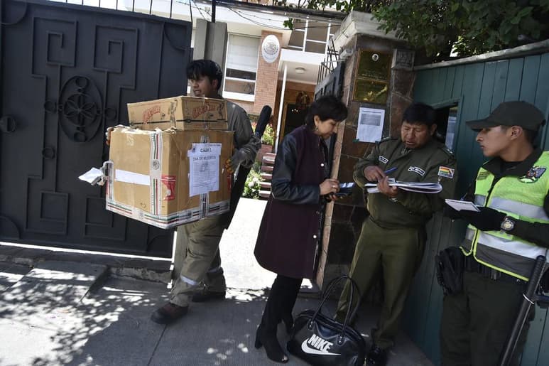 Fuerzas de Seguridad de Bolivia tienen un registro de los movimientos en la Embajada mexicana.