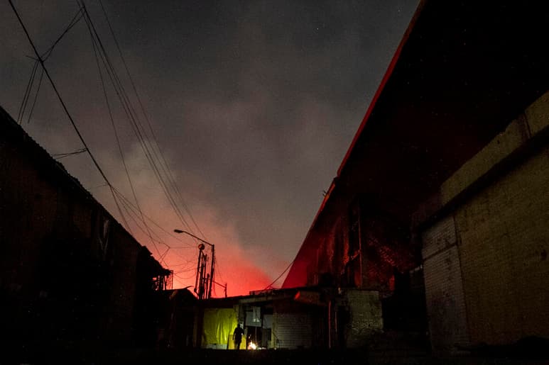 Luego del incendio registrado la noche del 24 de diciembre, el director del cuerpo de bomberos Juan Manuel Pérez, dijo que aproximadamente 500 metros de la nave central del mercado de La Merced son los afectados por el incendio.
(EL UNIVERSAL)