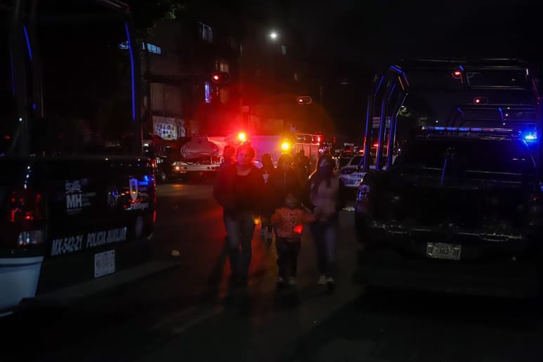 La titular de la dependencia, Myriam Urzúa Venegas, dio a conocer que se trata de un hombre de alrededor de 35 años y una mujer de entre 25 y 30 años de edad, quienes murieron al recibir una 'fuerte descarga eléctrica al interior del mercado'.
(EL UNIVERSAL)