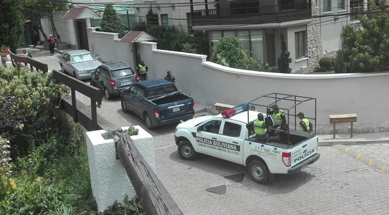 Documentan que el asedio a la embajada de Bolivia en México ya lleva diez horas.(NOTIMEX)