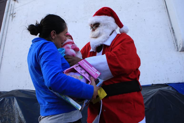 Además de la cena navideña, algunos niños migrantes recibieron regalos en las fronteras mexicanas. (NOTIMEX)