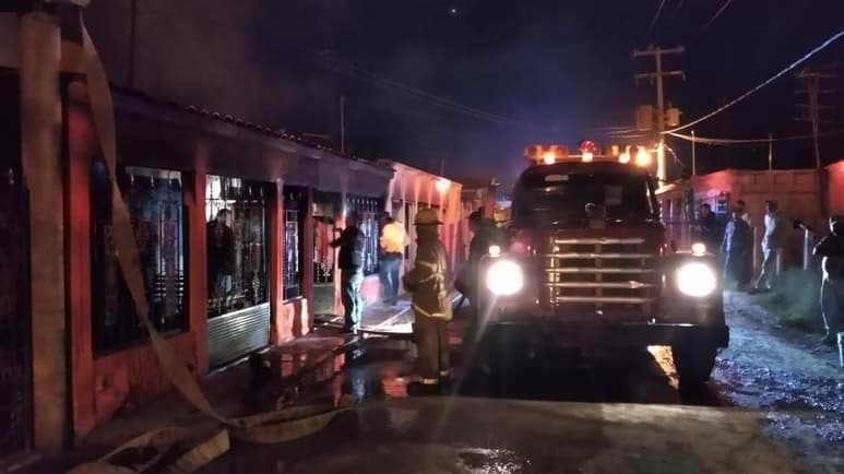 El hombre roció con gasolina el techo de la vivienda. Los bomberos sofocaron las llamas del domicilio por espacio de dos horas.