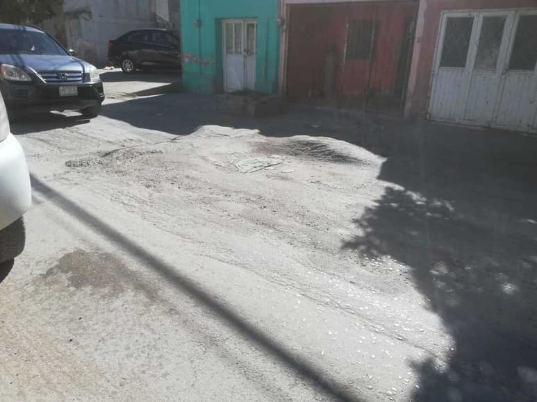 Los conductores tienen que sortear los baches del pavimento. (EL SIGLO DE TORREÓN)