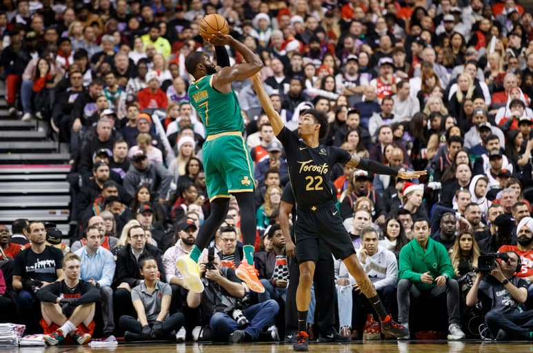 Jaylen Brown (i) destacó en el duelo ante los actuales campeones de la NBA anotando 30 puntos sobre la duela en Canadá. (AP)