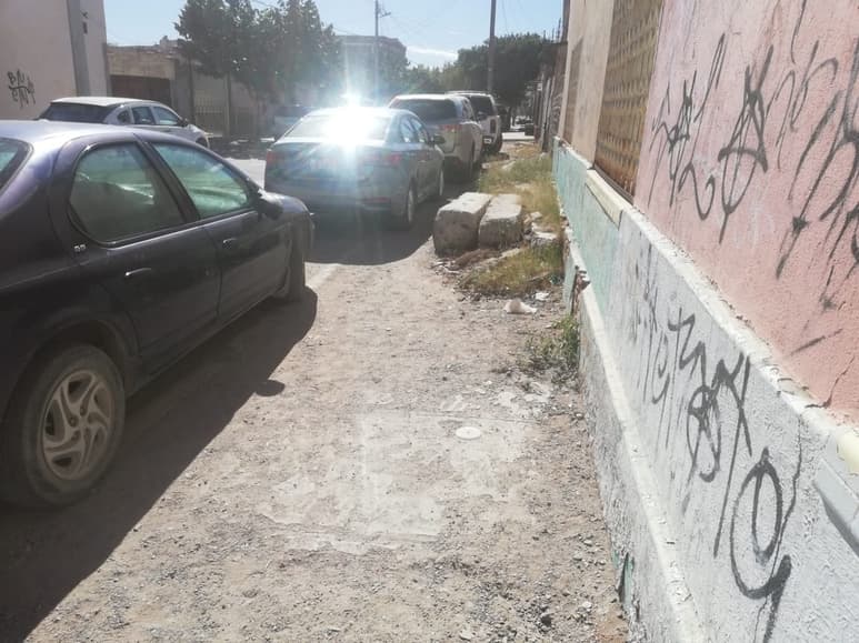 Banquetas con importantes daños pueden observarse en las calles del municipio, lo que hace peligroso el transitar de los peatones. (EL SIGLO DE TORREÓN / BEATRIZ A. SILVA)