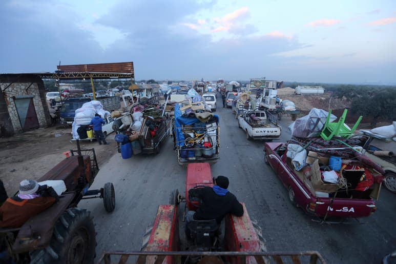 El grupo dijo que la gente abandonó 250 aldeas y pueblos. (AP)