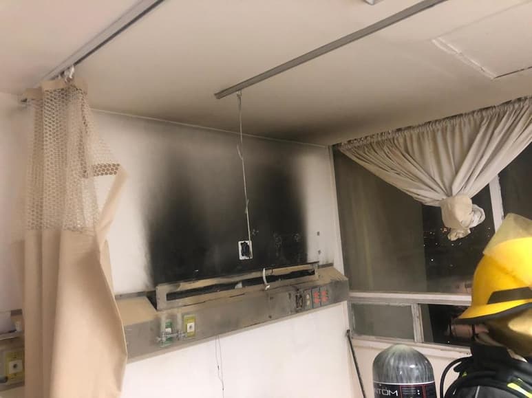 Cuando arribaron los bomberos, el personal médico ya había sofocado las llamas del lugar utilizando los extintores.