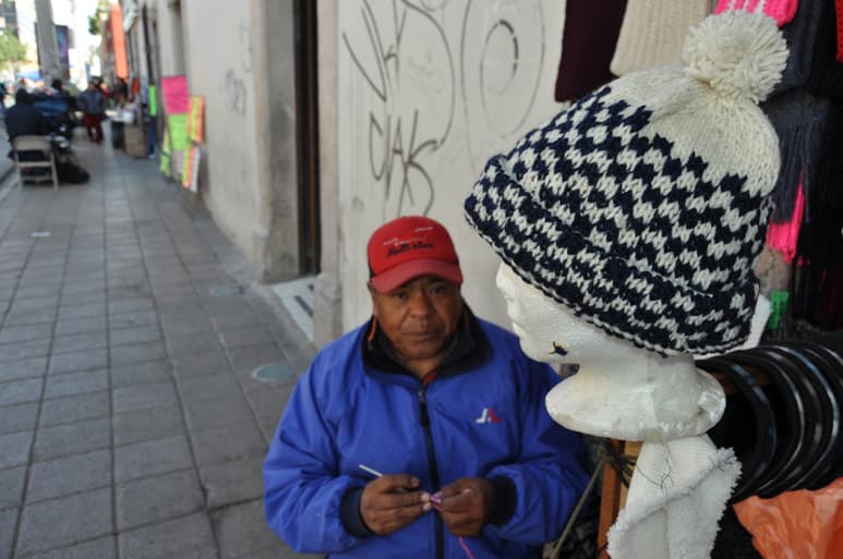 Juan Antonio Ángeles recuerda que a la edad de cinco o seis años fue cuando se volvió un experto en manejar agujas y estambre. (EL SIGLO DE TORREÓN/GUADALUPE MIRANDA)