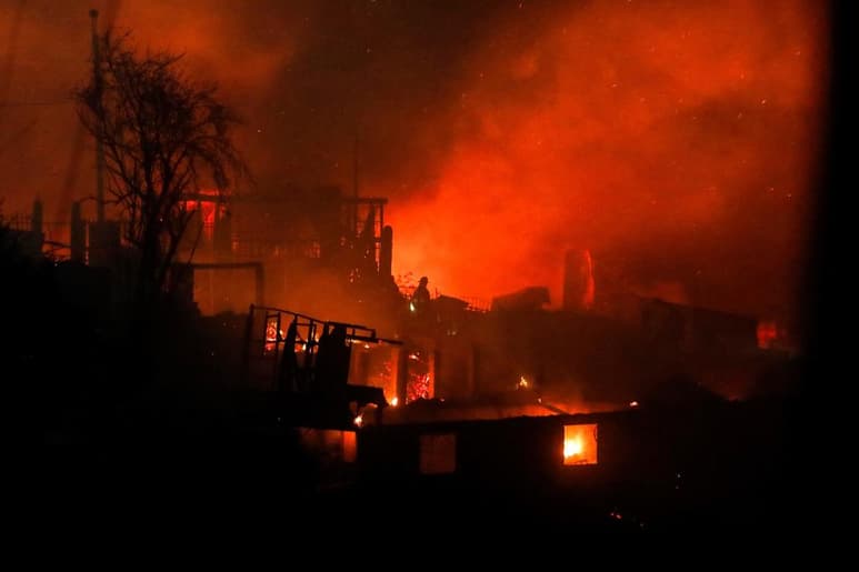 El número de casas afectadas por el incendio en Valparaíso, Chile, aumentó a 245 y hasta el momento se han cuantificado alrededor de mil damnificados. (ARCHIVO)