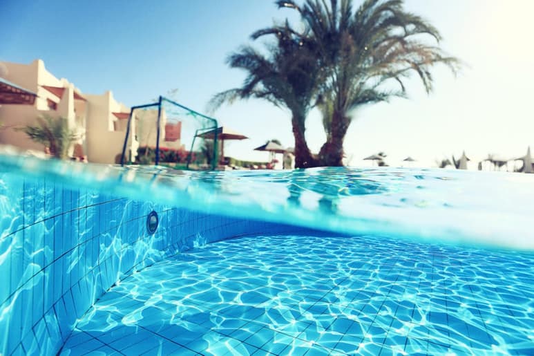 Resultados de autopsia demostraron que tres miembros de una familia británica que perdieron la vida en una piscina en el sur de España en Nochebuena murieron por ahogamiento. (ARCHIVO) 