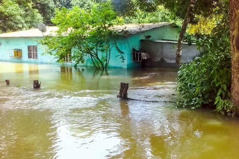 Al menos siete personas murieron este jueves y hay varias desaparecidas por el desbordamiento de la quebrada El Mono que arrasó una aldea en Colombia. (ARCHIVO)