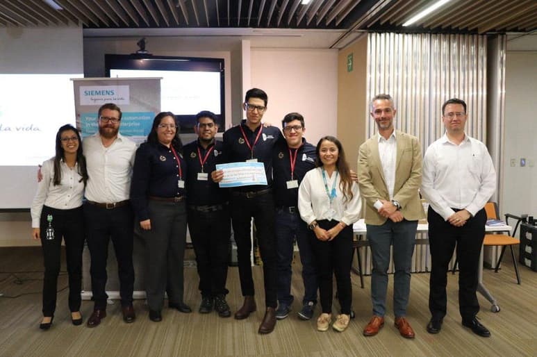 El premio fue entregado por Alejandro Preinfalk, vicepresidente de Siemens México, así como se contó con la presencia de Francia González Alfaro Ingeniero de Producto en Siemens. (EL SIGLO DE TORREÓN)