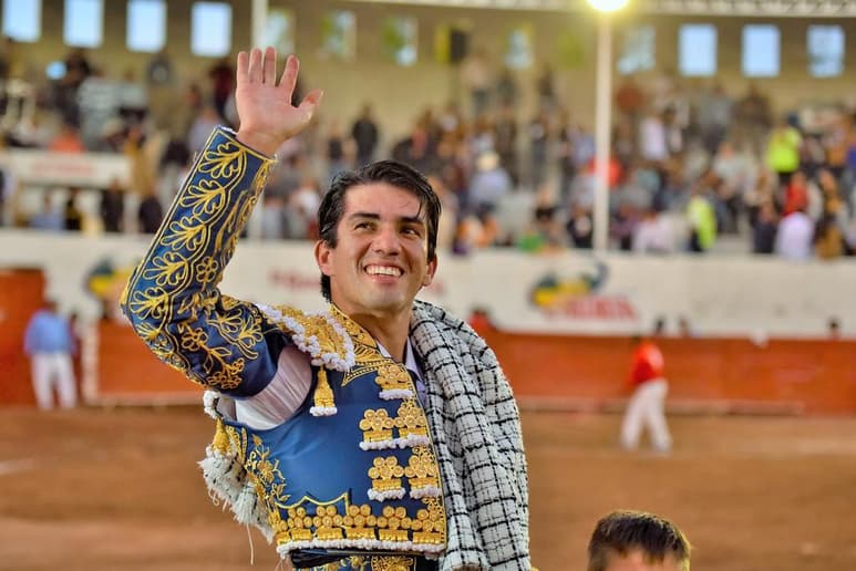 “Calita” le cortó una oreja a su segundo toro, apenas alcanzando a sacar provecho de un descastado encierro procedente de la ganadería San Antonio de Triana. (ARCHIVO)