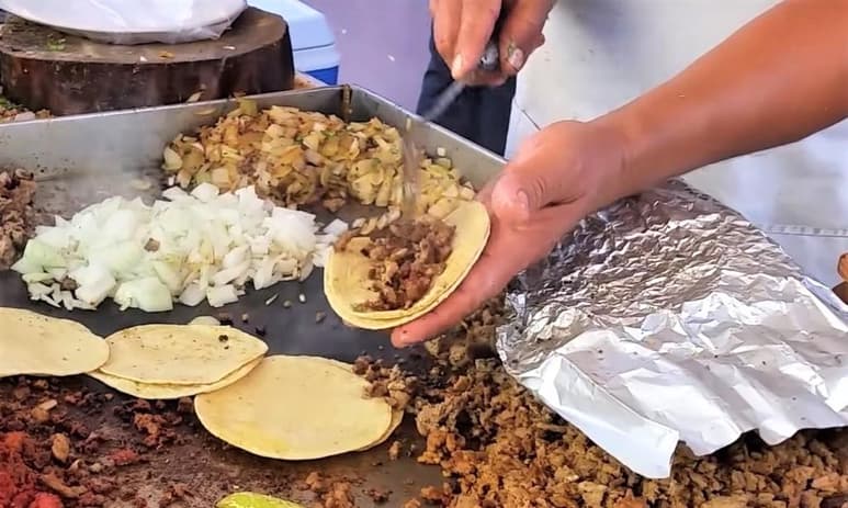 Luego de consumir tacos el miércoles pasado, en un negocio, ubicado en la calle Independencia, en el Centro de Escuinapa, a los pocos minutos, presentaron diarreas, vómitos y mareos. (ESPECIAL)