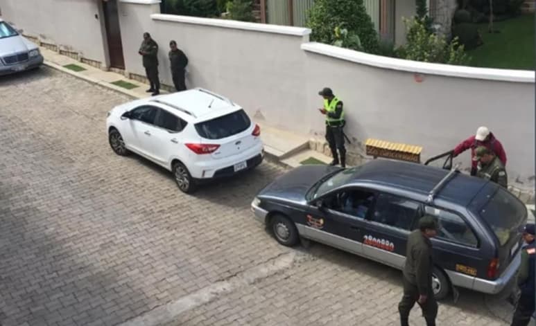 Derivado a la solicitud de asilo político de aproximadamente 20 exfuncionarios del gobierno del entonces presidente Evo Morales en la embajada, empezó un grupo a manifestarse afuera de las instalaciones diplomáticas para que las personas que habían pedido el recurso salieran. (ESPECIAL)