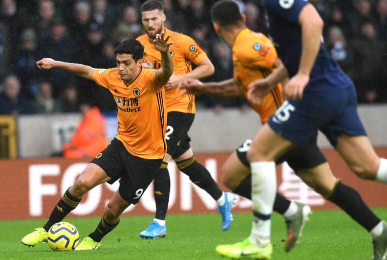 El Wolverhampton de Raúl Jiménez buscará meterse hoy a puestos europeos cuando reciba al Manchester City, que va por el subliderato. (ARCHIVO)