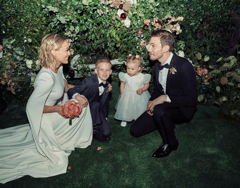 Felices. Hilary Duff y Matthew Koma, posan al lado de sus hijos durante su boda, la cantante subió las fotos a sus redes. (ESPECIAL)