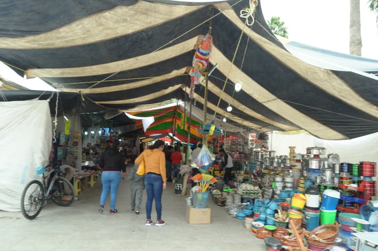 El tianguis navideño se instaló el 13 de diciembre y continuará hasta el 6 de enero del 2020. (EL SIGLO DE TORREÓN / GUADALUPE MIRANDA)