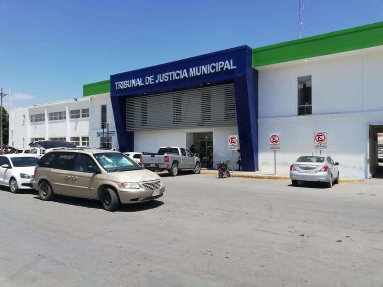 El conductor fue remitido a los Tribunales de Justicia Municipal y el automóvil fue depositado en un corralón de la localidad.