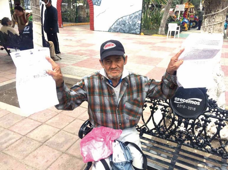 El señor Francisco Olvera se quejó de que no ha tenido respuesta sobre el cheque sin fondos que recibió en la Administración pasada. (EL SIGLO DE TORREÓN/ANGÉLICA SANDOVAL)