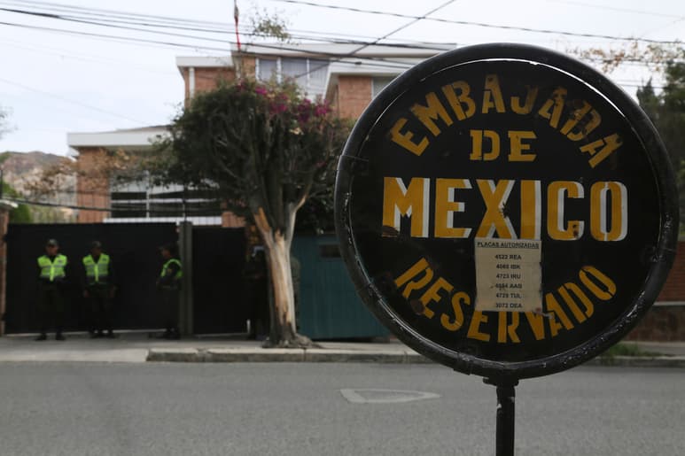 Fuerzas del orden de Bolivia han estado asediando al personal diplomático y las personas que se encuentran refugiadas. (AP)
