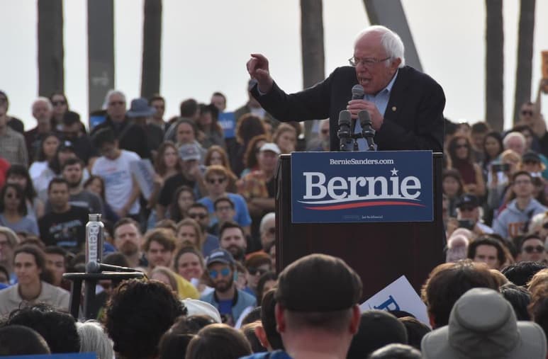 Funcionarios y operadores demócratas, así como analistas comenzaron a revalorar a Sanders. (ARCHIVO)