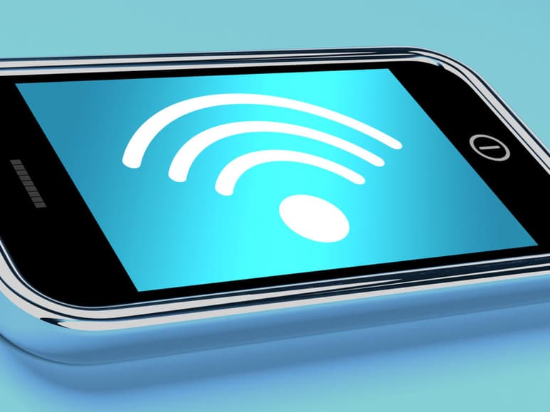 La mayoría de las personas después de haberse conectado a una red WiFi, deja esta función encendida en su dispositivo, la cual al continuar buscando nuevas redes consume batería de tu teléfono. (ARCHIVO)