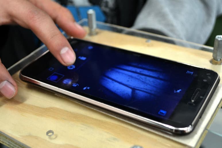 De acuerdo con un análisis, los mexicanos prefieren adquirir smartphones de gama media que de gama alta. (ARCHIVO) 