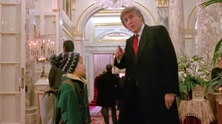 Una nueva polémica ha estallado entre Canadá y el presidente de Estados Unidos, Donald Trump, en plena época navideña: el borrado de ocho minutos de la película Mi pobre angelito 2 (1992) por parte de la radiotelevisión pública canadiense, CBC, en los que hay un cameo del entonces magnate. (ESPECIAL)