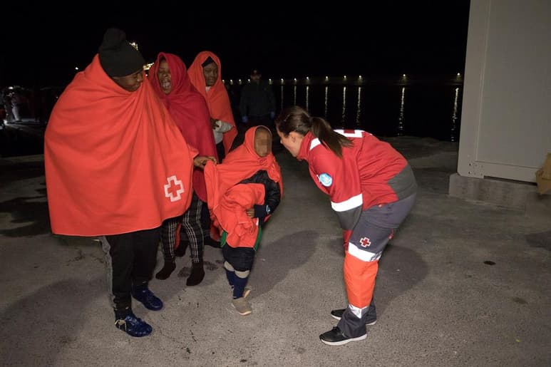 Los servicios españoles de rescate socorrieron a 86 inmigrantes de origen magrebí y subsahariano en las últimas horas cuando trataban de entrar en España a bordo de siete pequeñas embarcaciones. (ARCHIVO)