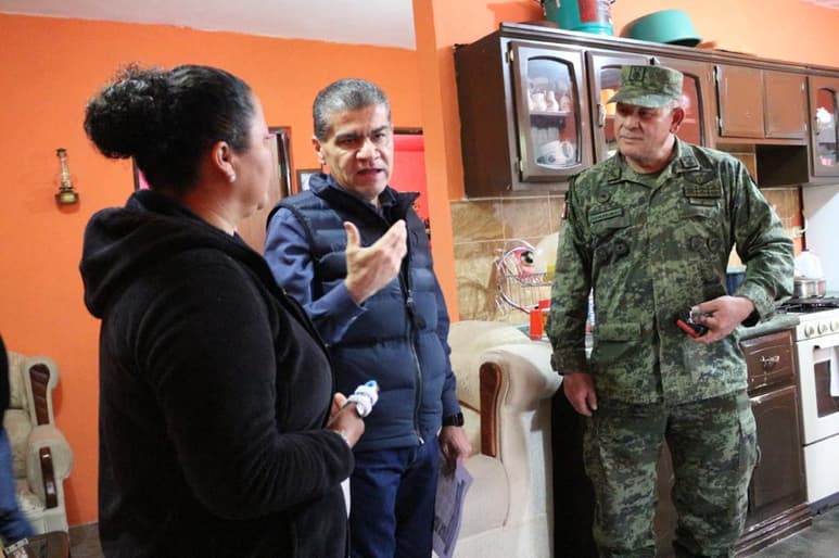 Al dialogar con vecinos de Villa Unión, Riquelme Solís los exhortó a mantener la solidaridad que caracteriza a esta población. (EL SIGLO COAHUILA)