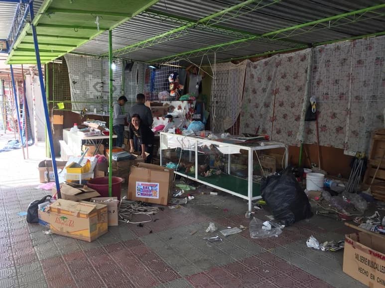 Los comerciantes comenzaron a retirar desde temprana hora los siete puestos que se instalaron este año y procedieron a guardar en cajas todos los artículos navideños que no lograron vender. (EL SIGLO DE TORREÓN)