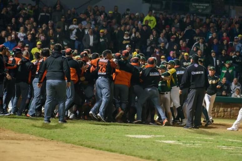 La LMP suspendió al jardinero Yadiel Hernández durante cuatro juegos sin goce de sueldo por haber arrojado un bate, que pudo lesionar a otro jugador. (CORTESÍA)