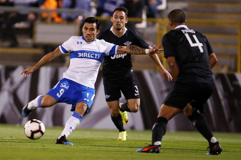El mediocampista chileno se siente 'cómodo' en la Universidad Católica, de la Primera División de su país, por lo que busca quedarse. (ARCHIVO)