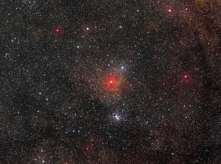 Con un diámetro de casi 800 millones de millas, aproximadamente 10 veces más grande que el Sol, se encuentra en la constelación de Orión, una de las constelaciones más visibles por las noches.