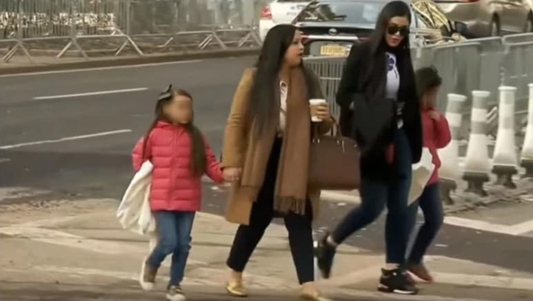 Telemundo indica que Emalí Guadalupe y María Joaquina visitaron a su padre en la prisión de máxima seguridad conocida como 'El Alcatraz de las Rocosas', donde el capo cumple una condena a cadena perpetua más 30 años.
