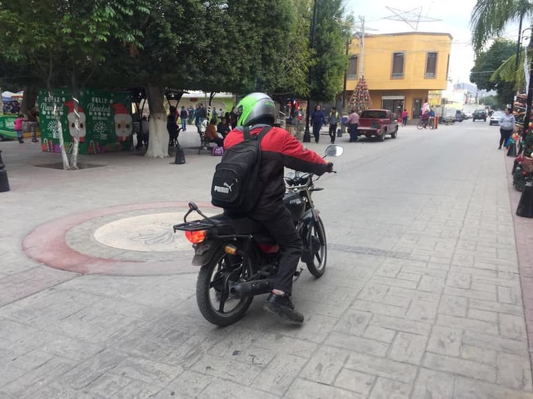 Más de 300 pesos es la multa que se aplica en Lerdo por circular por vialidades o carriles en donde lo prohíba el reglamento. (ANGÉLICA SANDOVAL)