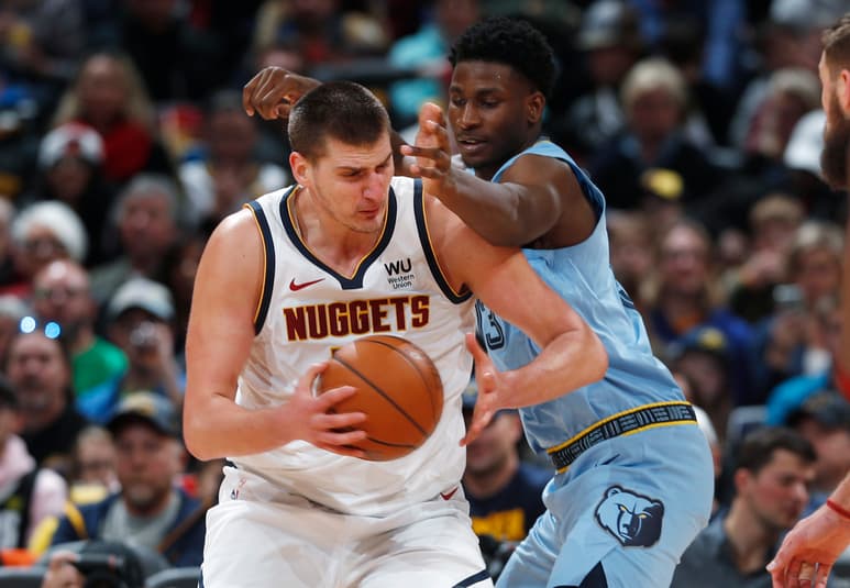 Nikola Jokic anotó 31 puntos, bajó 10 rebotes y repartió 10 asistencias, en el triunfo de los Nuggets 119-110 sobre Grizzlies.